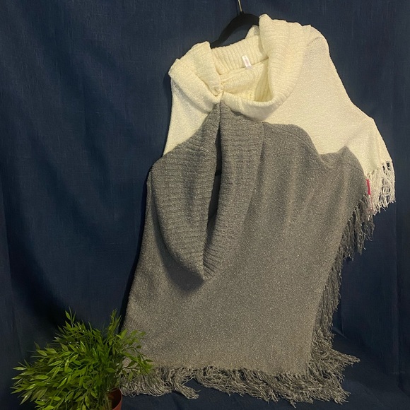Xhiliration cowlneck women’s poncho bundle NWT - Picture 3 of 9